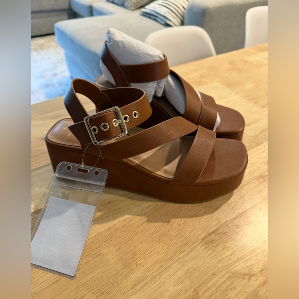 New sandals women size 6.5 -7
The shoe shows size 9 but is like a size 6.5-7.